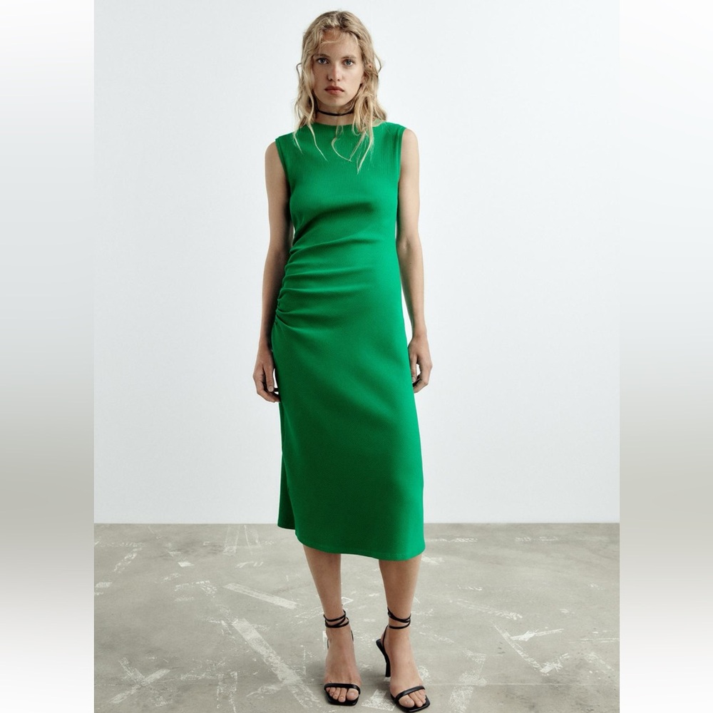ZARA Ruched Ribbed Dress in Green - Picture 3 of 9